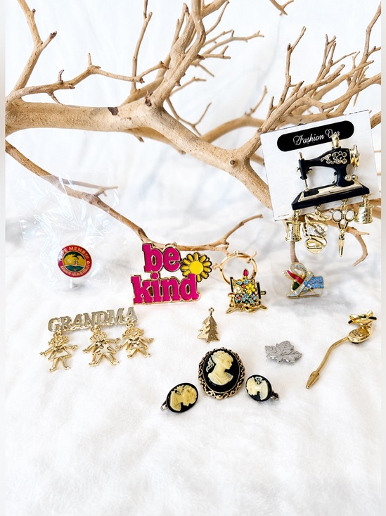 Jewelry - Vintage Pins - 10 Pieces Lot J